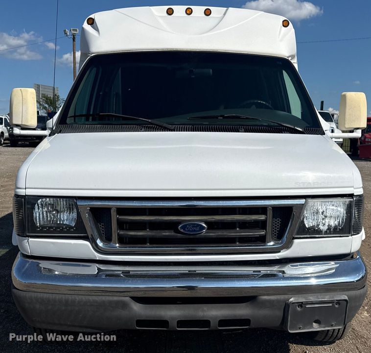 image for item NU9686 2007 Ford E350 Super Duty shuttle bus