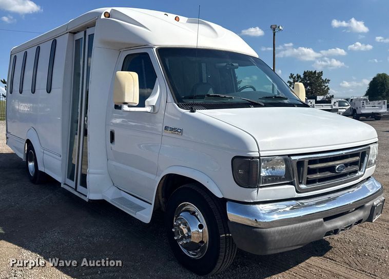 image for item NU9686 2007 Ford E350 Super Duty shuttle bus