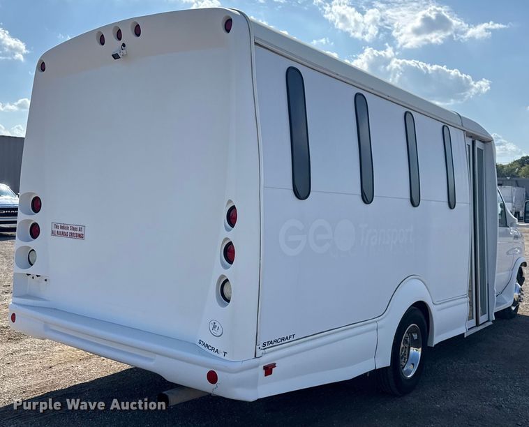 image for item NU9686 2007 Ford E350 Super Duty shuttle bus