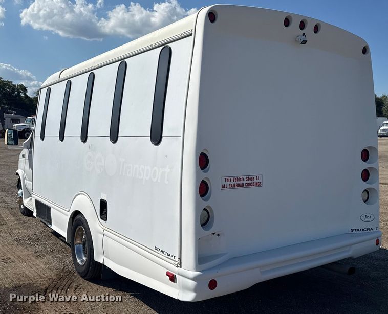 image for item NU9686 2007 Ford E350 Super Duty shuttle bus