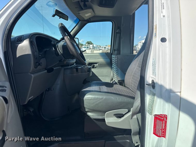 image for item NU9686 2007 Ford E350 Super Duty shuttle bus