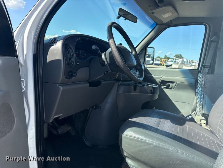 image for item NU9686 2007 Ford E350 Super Duty shuttle bus