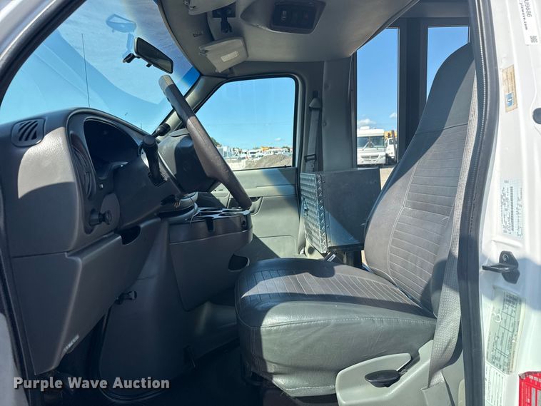 image for item NU9686 2007 Ford E350 Super Duty shuttle bus
