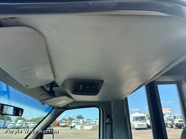 image for item NU9686 2007 Ford E350 Super Duty shuttle bus