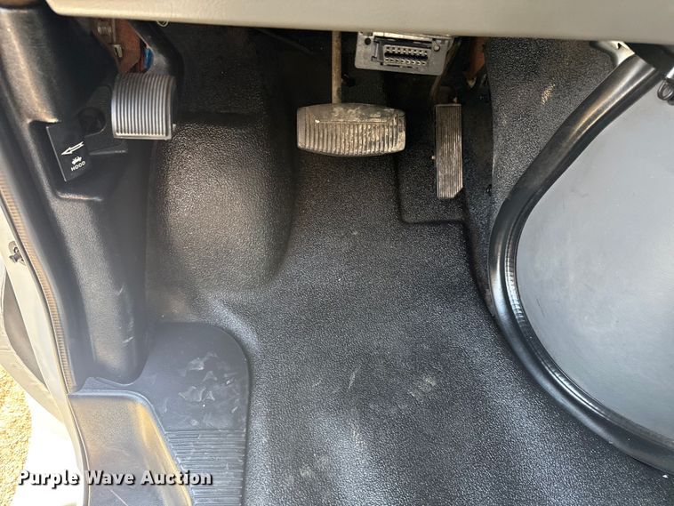 image for item NU9686 2007 Ford E350 Super Duty shuttle bus