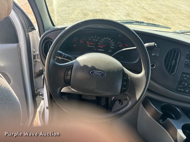 image for item NU9686 2007 Ford E350 Super Duty shuttle bus