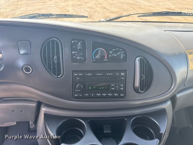 image for item NU9686 2007 Ford E350 Super Duty shuttle bus