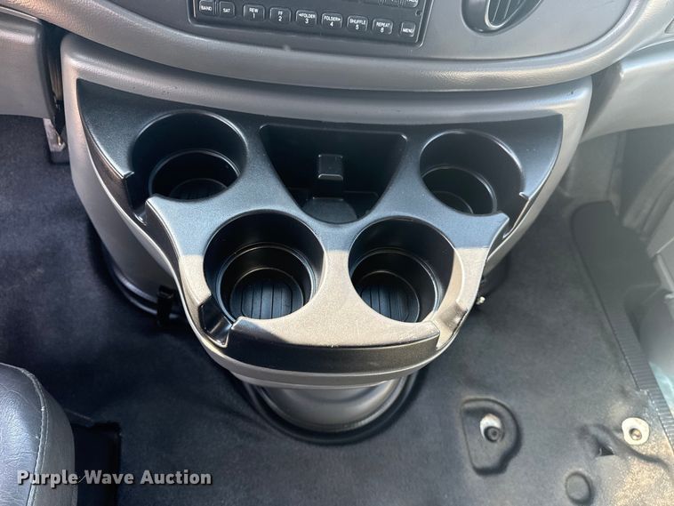 image for item NU9686 2007 Ford E350 Super Duty shuttle bus