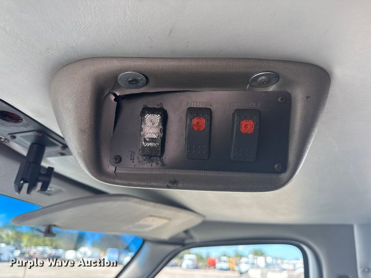 image for item NU9686 2007 Ford E350 Super Duty shuttle bus