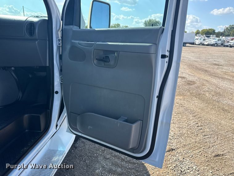 image for item NU9686 2007 Ford E350 Super Duty shuttle bus