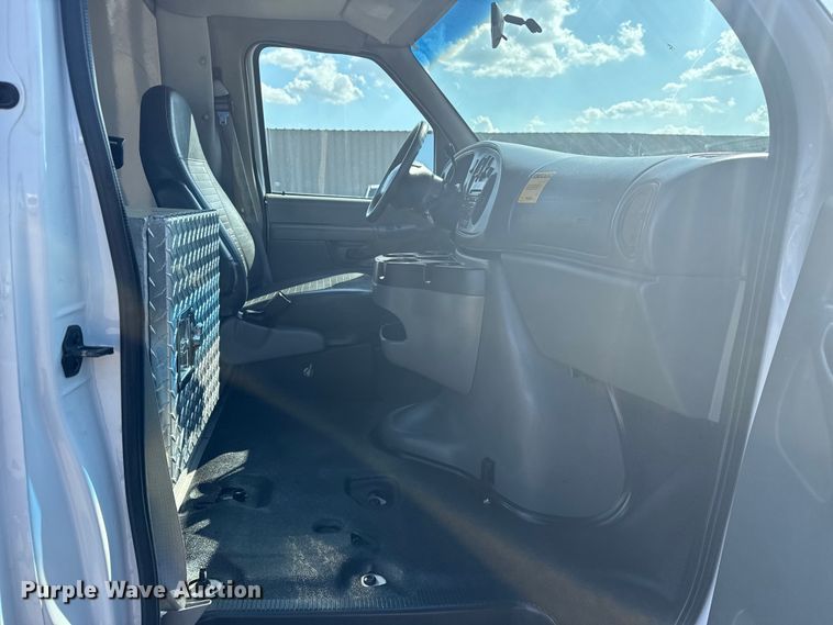 image for item NU9686 2007 Ford E350 Super Duty shuttle bus