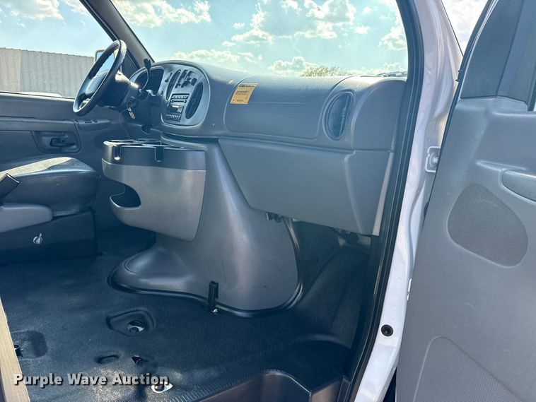 image for item NU9686 2007 Ford E350 Super Duty shuttle bus