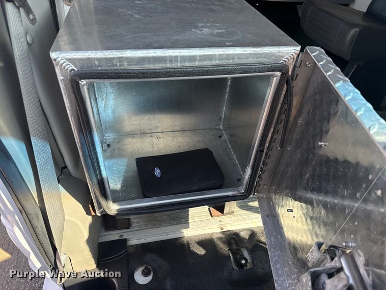 image for item NU9686 2007 Ford E350 Super Duty shuttle bus