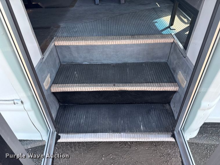 image for item NU9686 2007 Ford E350 Super Duty shuttle bus