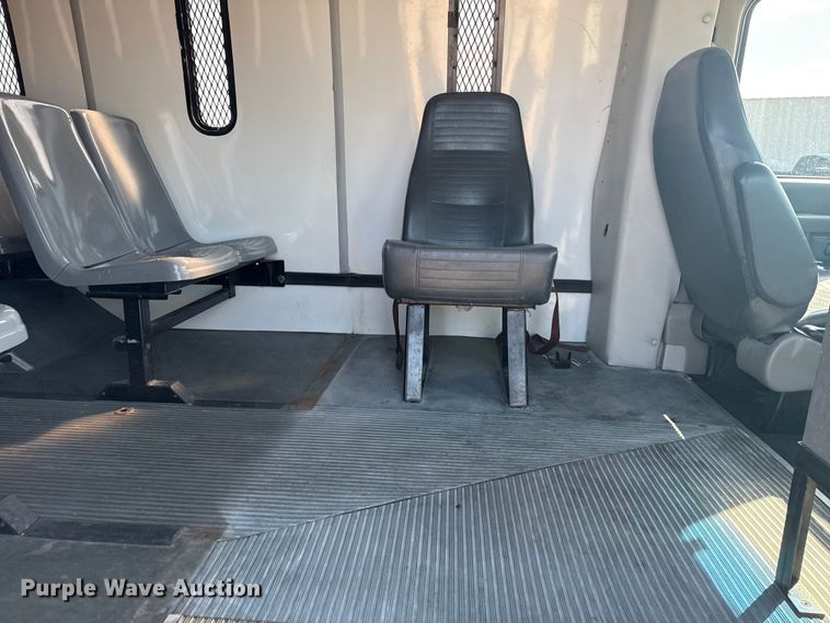 image for item NU9686 2007 Ford E350 Super Duty shuttle bus