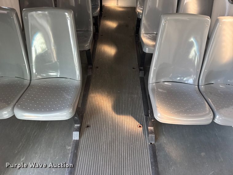 image for item NU9686 2007 Ford E350 Super Duty shuttle bus