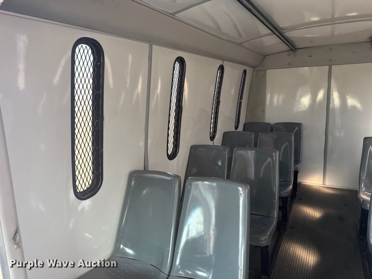 image for item NU9686 2007 Ford E350 Super Duty shuttle bus