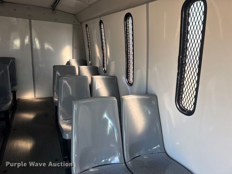 image for item NU9686 2007 Ford E350 Super Duty shuttle bus