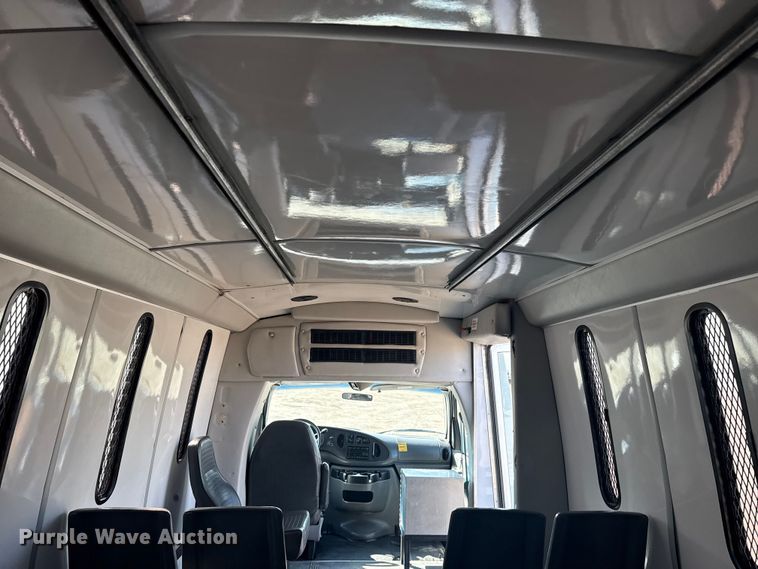 image for item NU9686 2007 Ford E350 Super Duty shuttle bus