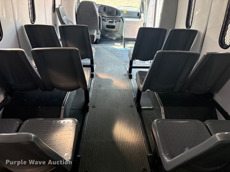 image for item NU9686 2007 Ford E350 Super Duty shuttle bus