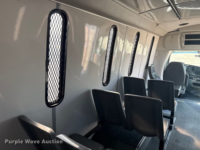 image for item NU9686 2007 Ford E350 Super Duty shuttle bus