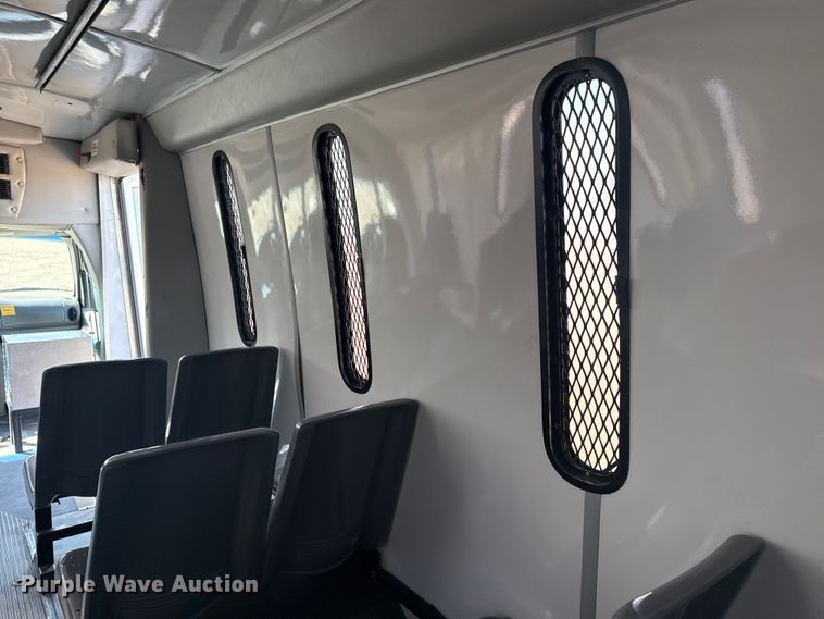 image for item NU9686 2007 Ford E350 Super Duty shuttle bus