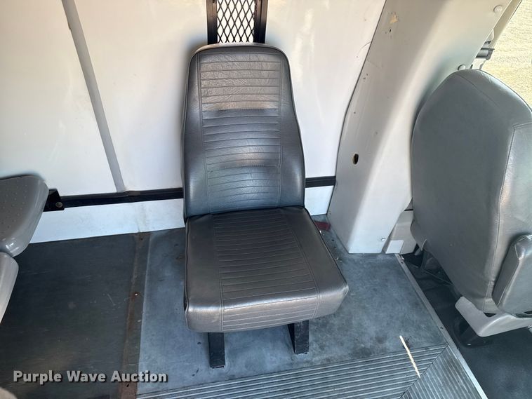 image for item NU9686 2007 Ford E350 Super Duty shuttle bus