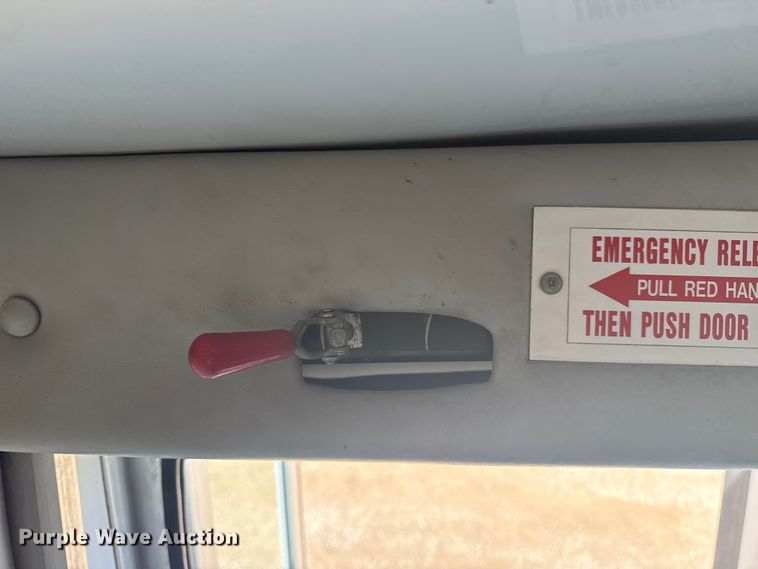 image for item NU9686 2007 Ford E350 Super Duty shuttle bus