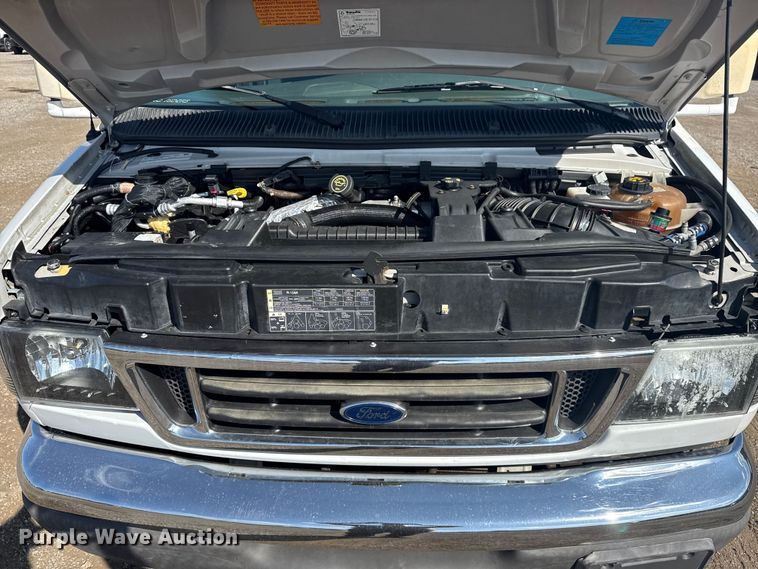 image for item NU9686 2007 Ford E350 Super Duty shuttle bus