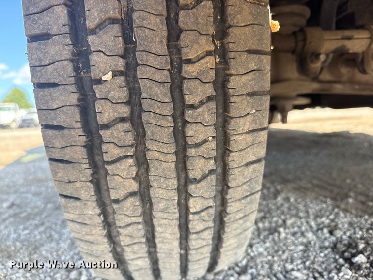 image for item NU9686 2007 Ford E350 Super Duty shuttle bus