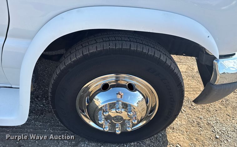 image for item NU9686 2007 Ford E350 Super Duty shuttle bus