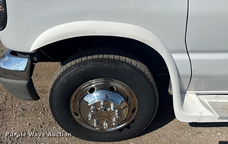 image for item NU9686 2007 Ford E350 Super Duty shuttle bus