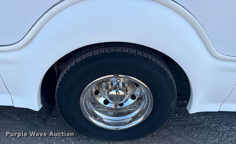 image for item NU9686 2007 Ford E350 Super Duty shuttle bus