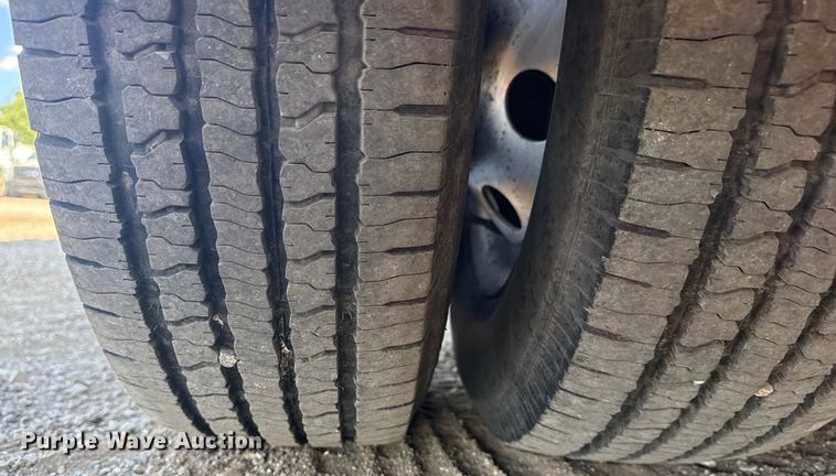 image for item NU9686 2007 Ford E350 Super Duty shuttle bus