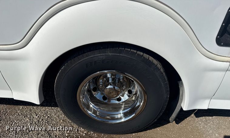 image for item NU9686 2007 Ford E350 Super Duty shuttle bus