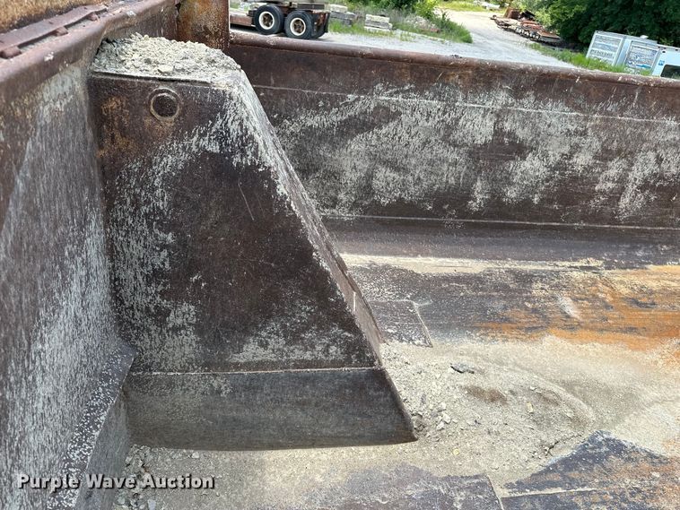 image for item DF8598 1999 International 4900 dump truck