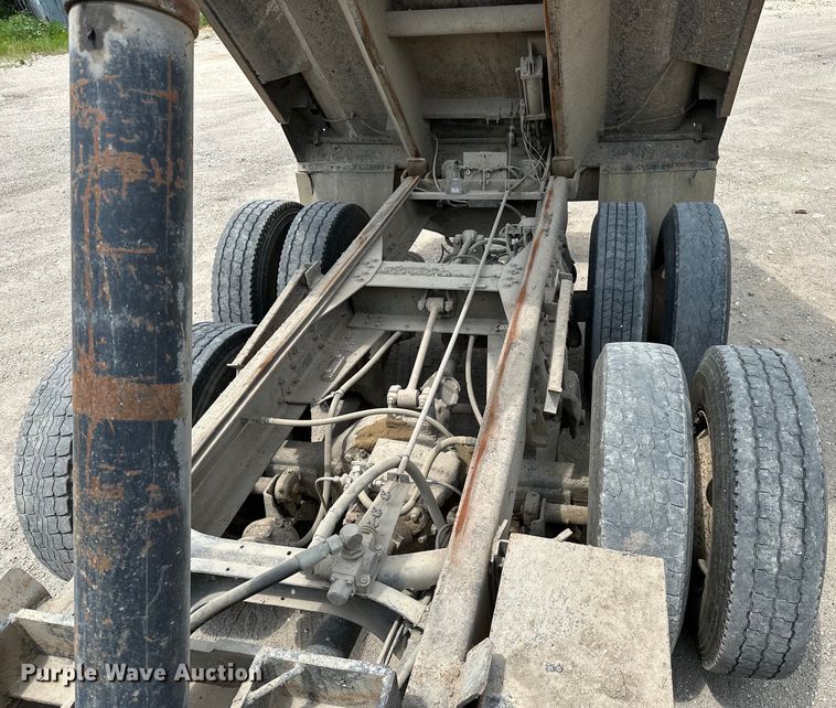 image for item DF8598 1999 International 4900 dump truck