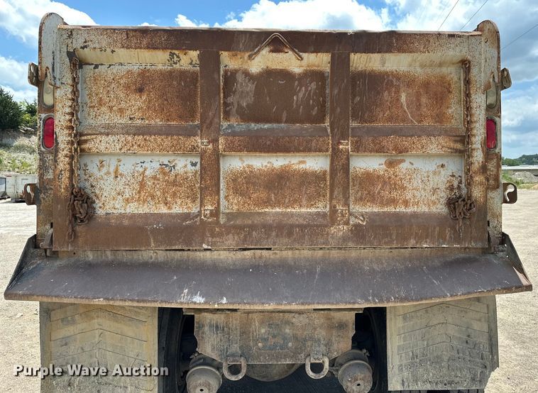 image for item DF8598 1999 International 4900 dump truck