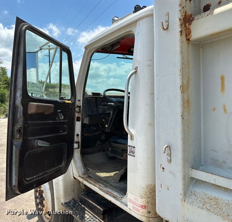 image for item DF8598 1999 International 4900 dump truck