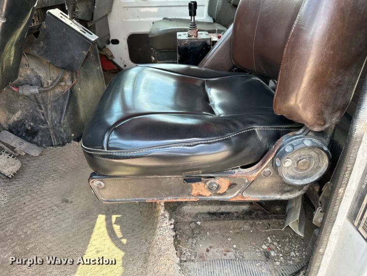 image for item DF8598 1999 International 4900 dump truck