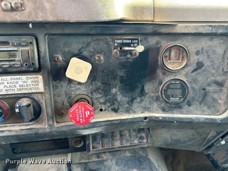 image for item DF8598 1999 International 4900 dump truck