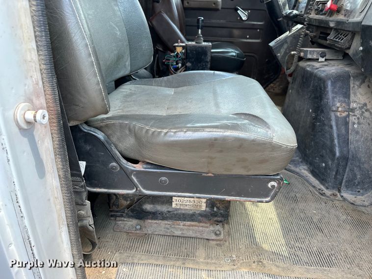 image for item DF8598 1999 International 4900 dump truck