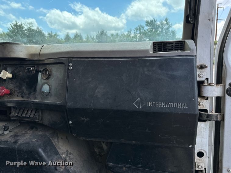 image for item DF8598 1999 International 4900 dump truck