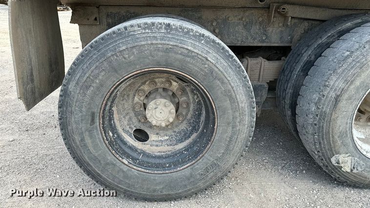 image for item DF8598 1999 International 4900 dump truck