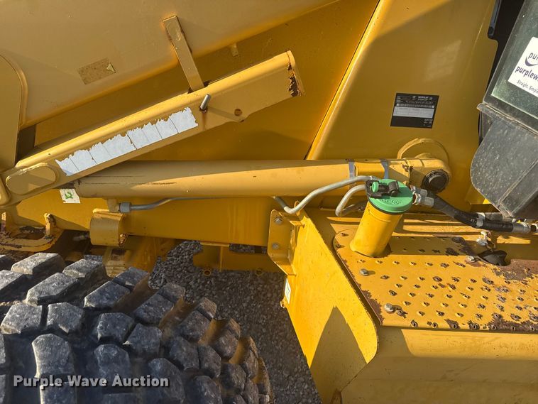 image for item DJ7792 2004 Caterpillar 420D backhoe