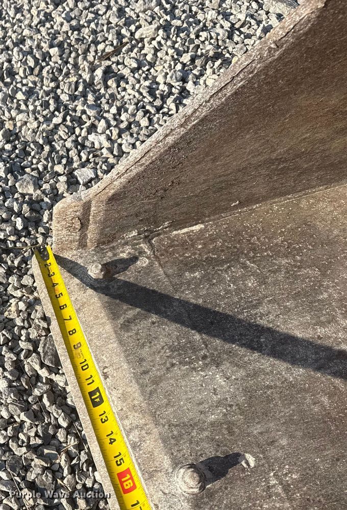 image for item DJ7792 2004 Caterpillar 420D backhoe