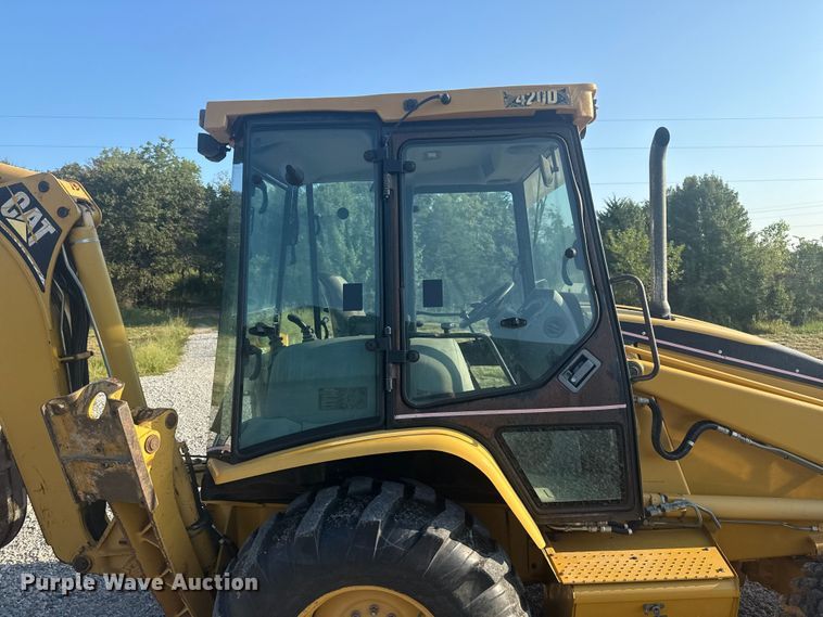 image for item DJ7792 2004 Caterpillar 420D backhoe