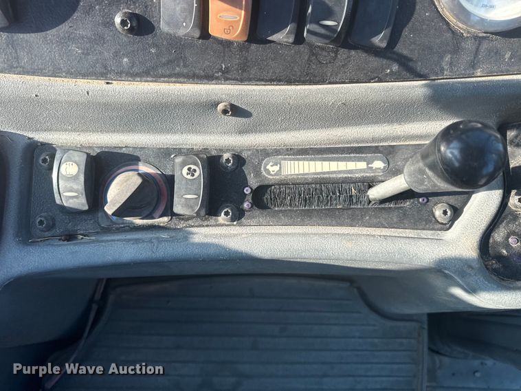 image for item DJ7792 2004 Caterpillar 420D backhoe