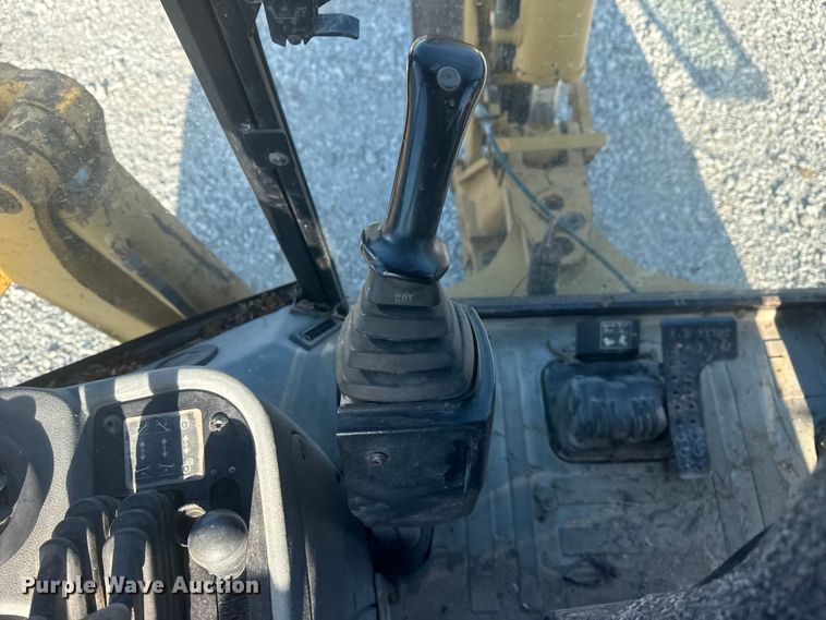 image for item DJ7792 2004 Caterpillar 420D backhoe
