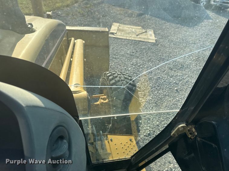 image for item DJ7792 2004 Caterpillar 420D backhoe